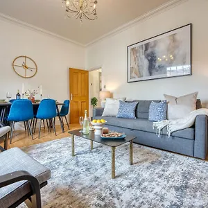  Apartment 2-Bedroom Stunning, Chic, Modern & Spacious Apartment, Near Ocean Village, Central Southampton - Plenty Of Parking - By Blue Puffin Stays